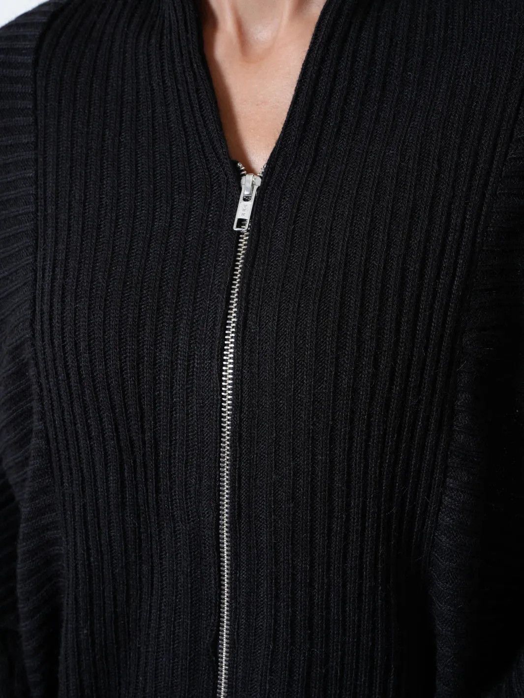 Extravagant Cardigan With Front Zipper In Black