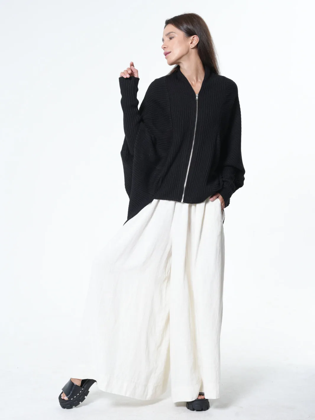 Extravagant Cardigan With Front Zipper In Black