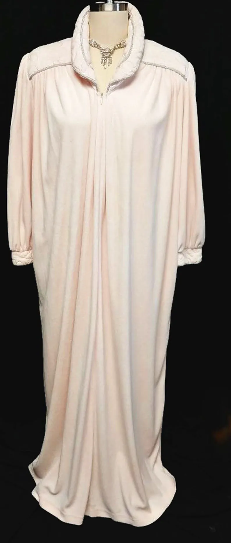 SOLD - VINTAGE PRE-OWNED DIAMOND TEA VELOUR ZIP UP DRESSING GOWN ROBE IN TEA ROSE - SIZE MEDIUM