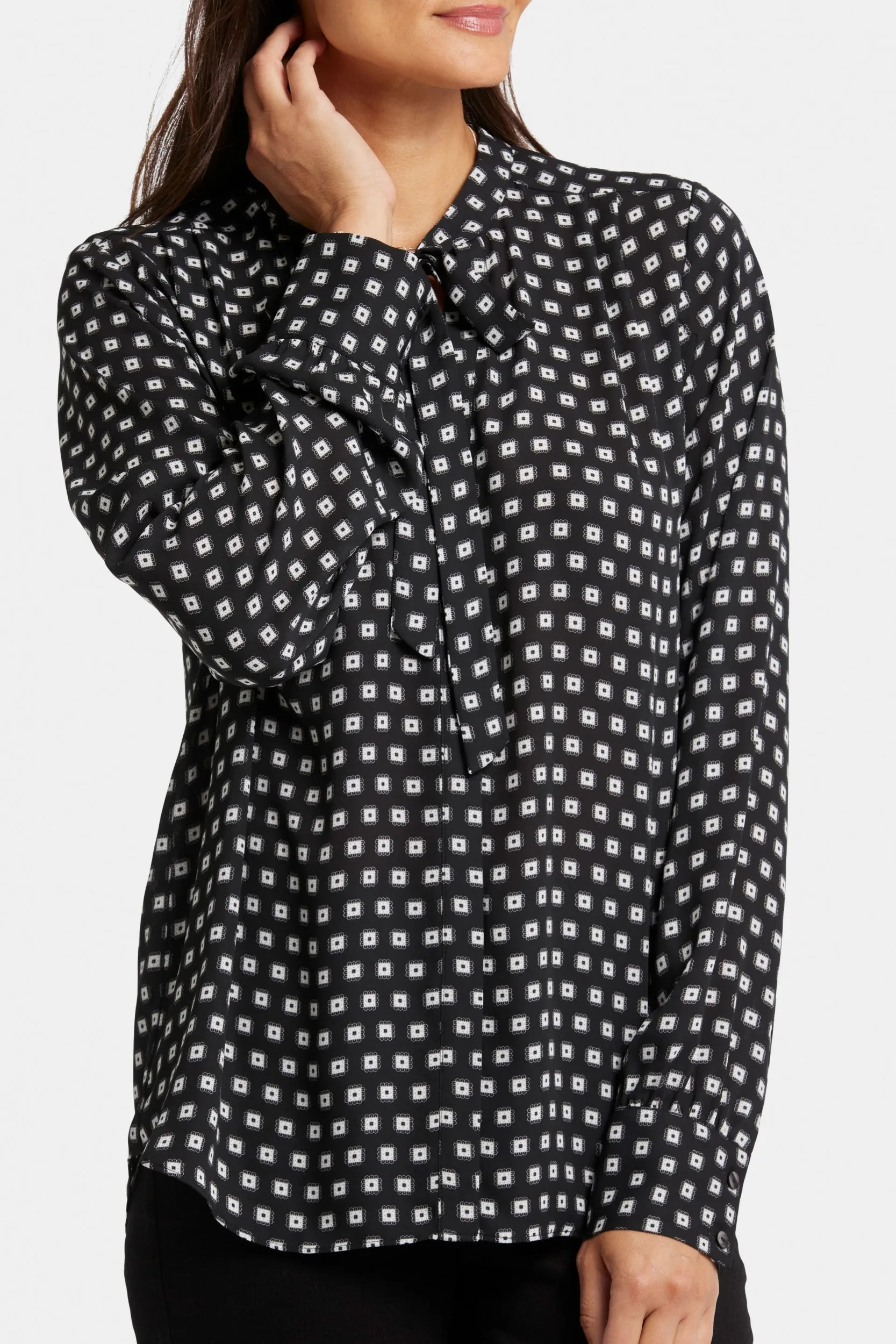 Tie-Neck Blouse Grafische Print | Pearl Medallion